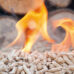 Calore tradizionale: la magia delle fiamma accesa con legna e pellet di qualità